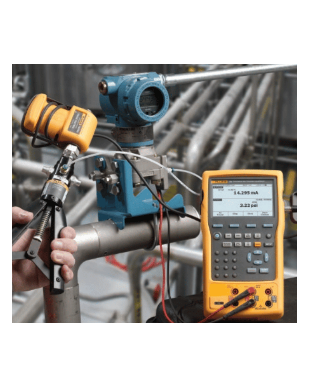 Fluke 750P0 low pressure calibration module in use